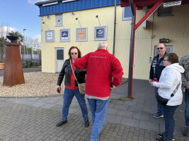 Bikerfreunde am Ball