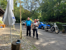 Waffeln, Eis und heiße Kirschen