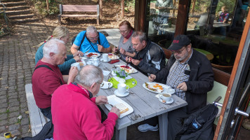 Waffeln, Eis und heiße Kirschen