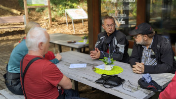 Waffeln, Eis und heiße Kirschen