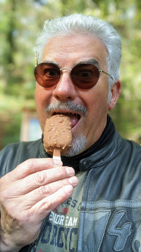 Waffeln, Eis und heiße Kirschen