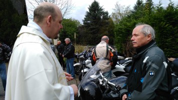 Bikergottesdienst mit Segnung der Maschinen und Fahrer/innen. Anschließend eine kleine Tour zur Schriefersmühle, zu Elly