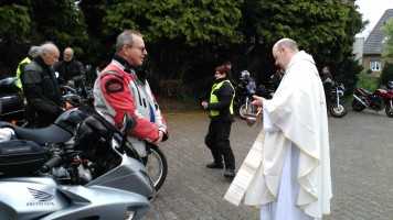 Bikergottesdienst mit Segnung der Maschinen und Fahrer/innen. Anschließend eine kleine Tour zur Schriefersmühle, zu Elly