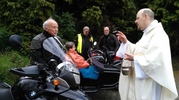 Bikergottesdienst mit Segnung der Maschinen und Fahrer/innen. Anschließend eine kleine Tour zur Schriefersmühle, zu Elly