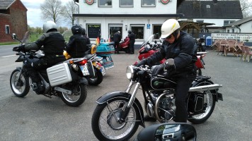 Bikergottesdienst mit Segnung der Maschinen und Fahrer/innen. Anschließend eine kleine Tour zur Schriefersmühle, zu Elly