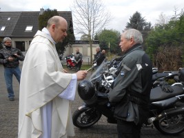 Bikergottesdienst mit Segnung der Maschinen und Fahrer/innen. Anschließend eine kleine Tour zur Schriefersmühle, zu Elly