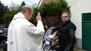 Bikergottesdienst mit Segnung der Maschinen und Fahrer/innen. Anschließend eine kleine Tour zur Schriefersmühle, zu Elly