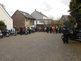 Bikergottesdienst mit Segnung der Maschinen und Fahrer/innen. Anschließend eine kleine Tour zur Schriefersmühle, zu Elly