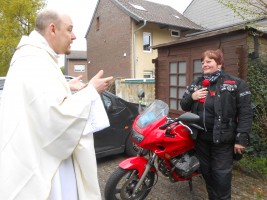 Bikergottesdienst mit Segnung der Maschinen und Fahrer/innen. Anschließend eine kleine Tour zur Schriefersmühle, zu Elly