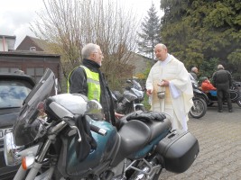 Bikergottesdienst mit Segnung der Maschinen und Fahrer/innen. Anschließend eine kleine Tour zur Schriefersmühle, zu Elly
